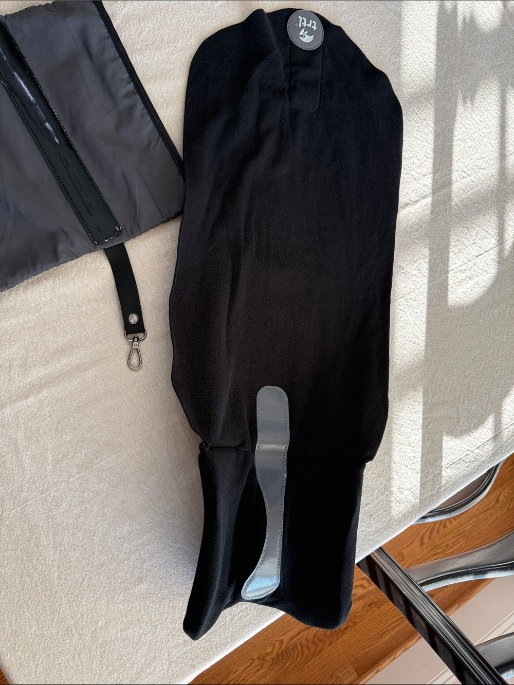 TRTL Travel Pillow Neck Support Pillow Black w/ Carry Bag Like New - Picture 5 of 11